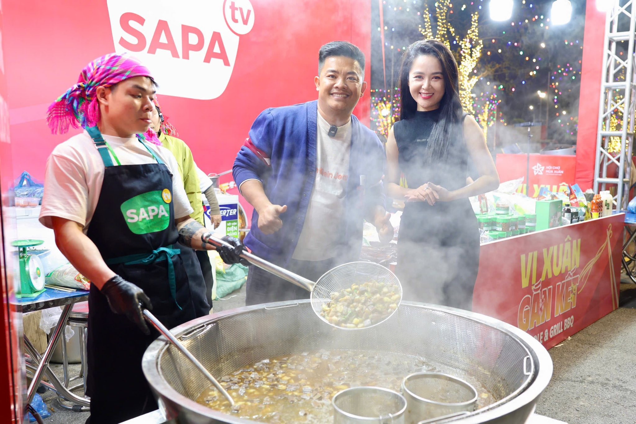 Món ăn nóng hổi được chế biến đẹp mắt và phục vụ ngay tại gian hàng