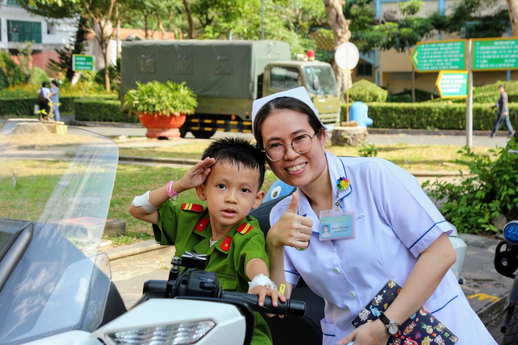 Mang Tết sẻ chia đến bệnh nhi qua Một ngày làm chiến sĩ