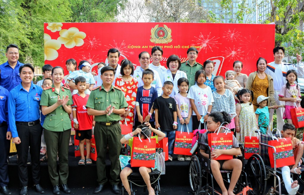 Mang Tết sẻ chia đến bệnh nhi qua Một ngày làm chiến sĩ