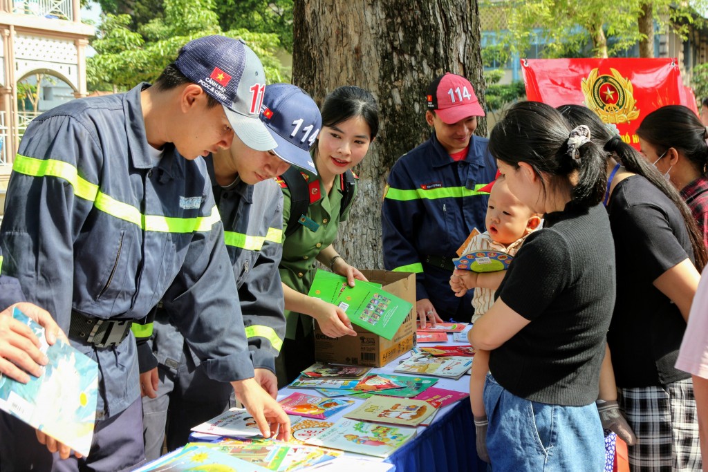 Mang Tết sẻ chia đến bệnh nhi qua Một ngày làm chiến sĩ