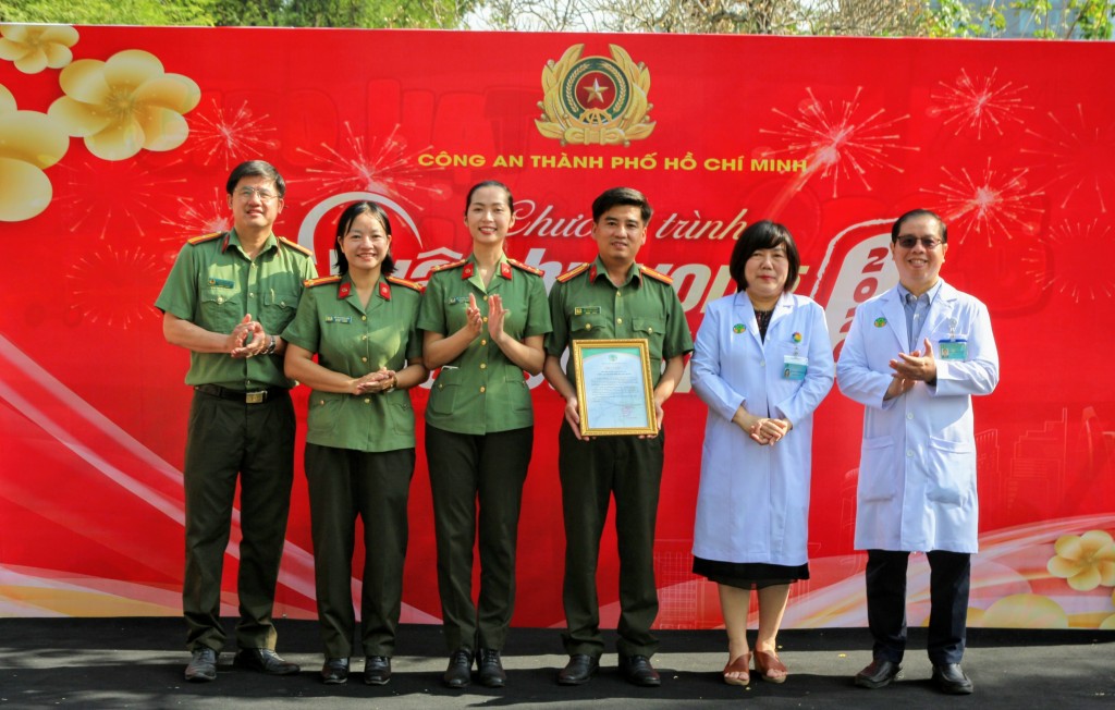 Đại diện lãnh đạo Bệnh viện Nhi đồng 2 trao thư cảm ơn đến các chiến sĩ công an TP Hồ Chí Minh