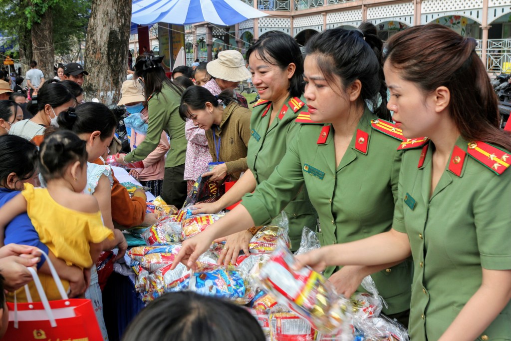 Mang Tết sẻ chia đến bệnh nhi qua Một ngày làm chiến sĩ