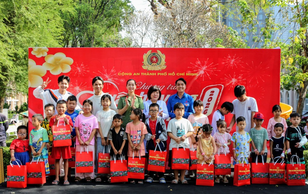 Mang Tết sẻ chia đến bệnh nhi qua Một ngày làm chiến sĩ