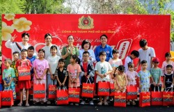 Mang Tết sẻ chia đến bệnh nhi qua Một ngày làm chiến sĩ