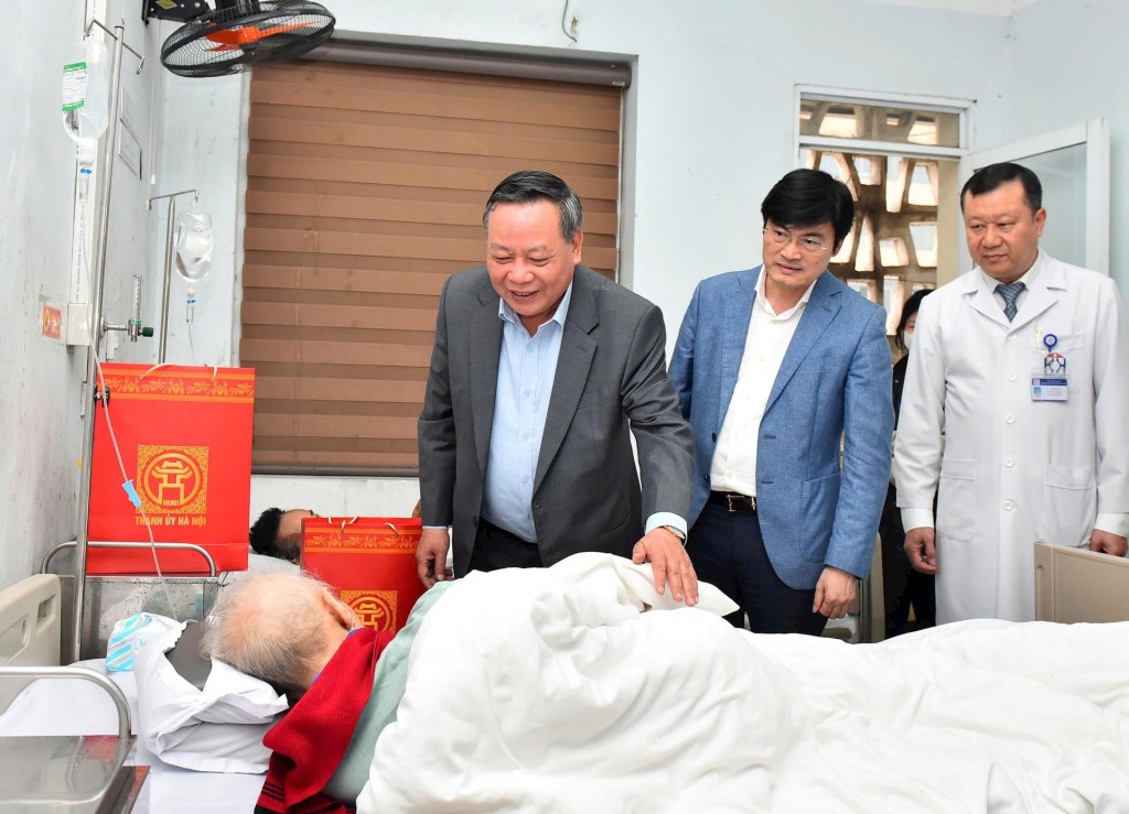 Phó Bí thư Thường trực Thành uỷ Nguyễn Văn Phong thăm, chúc Tết Bệnh viện Ung Bướu Hà Nội