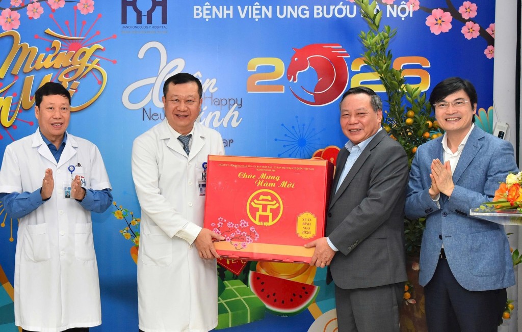 Phó Bí thư Thường trực Thành uỷ Nguyễn Văn Phong thăm, chúc Tết Bệnh viện Ung Bướu Hà Nội