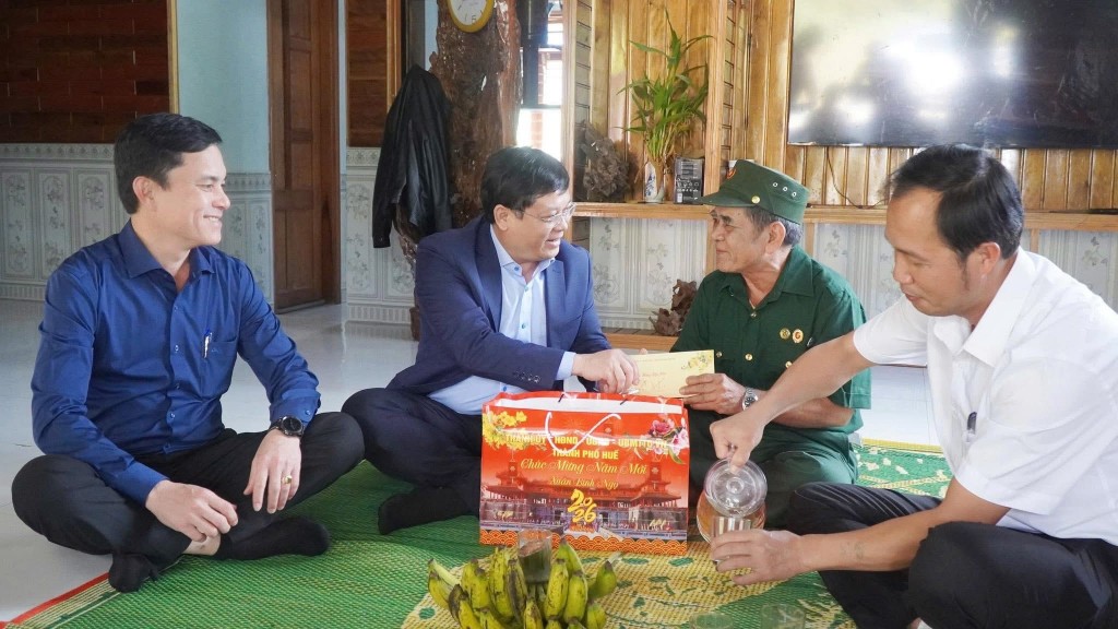 Phó Chủ tịch Thường trực UBND thành phố Huế Nguyễn Thanh Bình thăm, chúc Tết bệnh binh Hồ Văn Át tại xã A Lưới 1