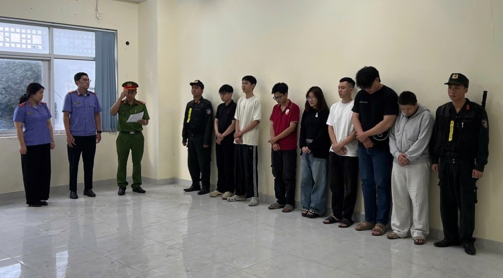 Nhóm đối tượng trong đường dây buôn bán thuốc lá điện tử trái phép. Ảnh: CATP