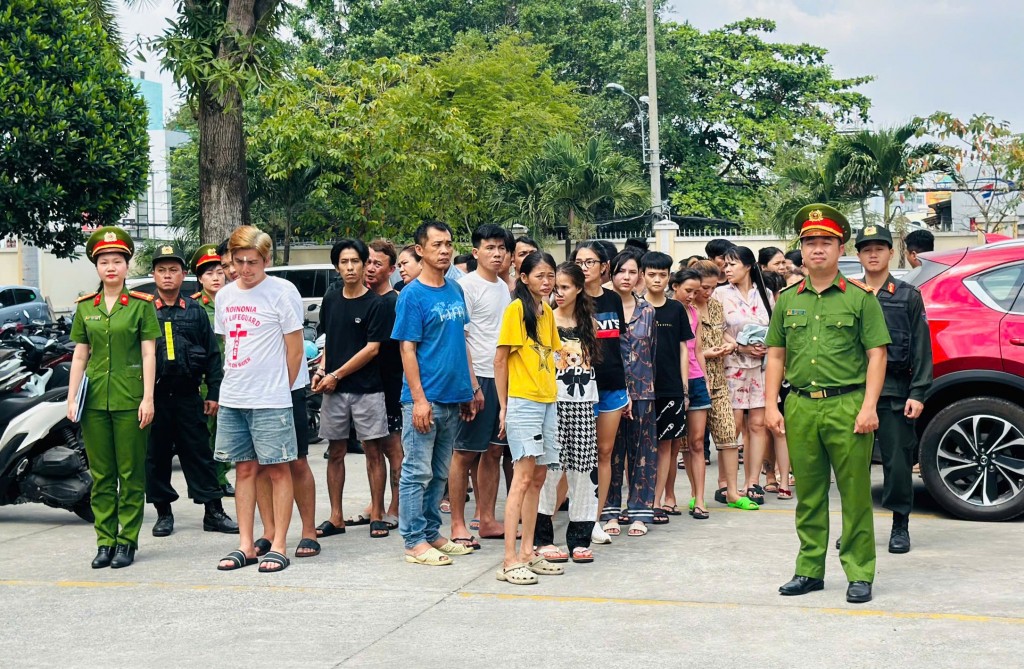 Lần theo dòng chảy ma túy từ người sử dụng đến đối tượng cầm đầu, Công an TP Hồ Chí Minh bắt giữ và mời làm việc 36 đối tượng liên quan. Ảnh: CATP