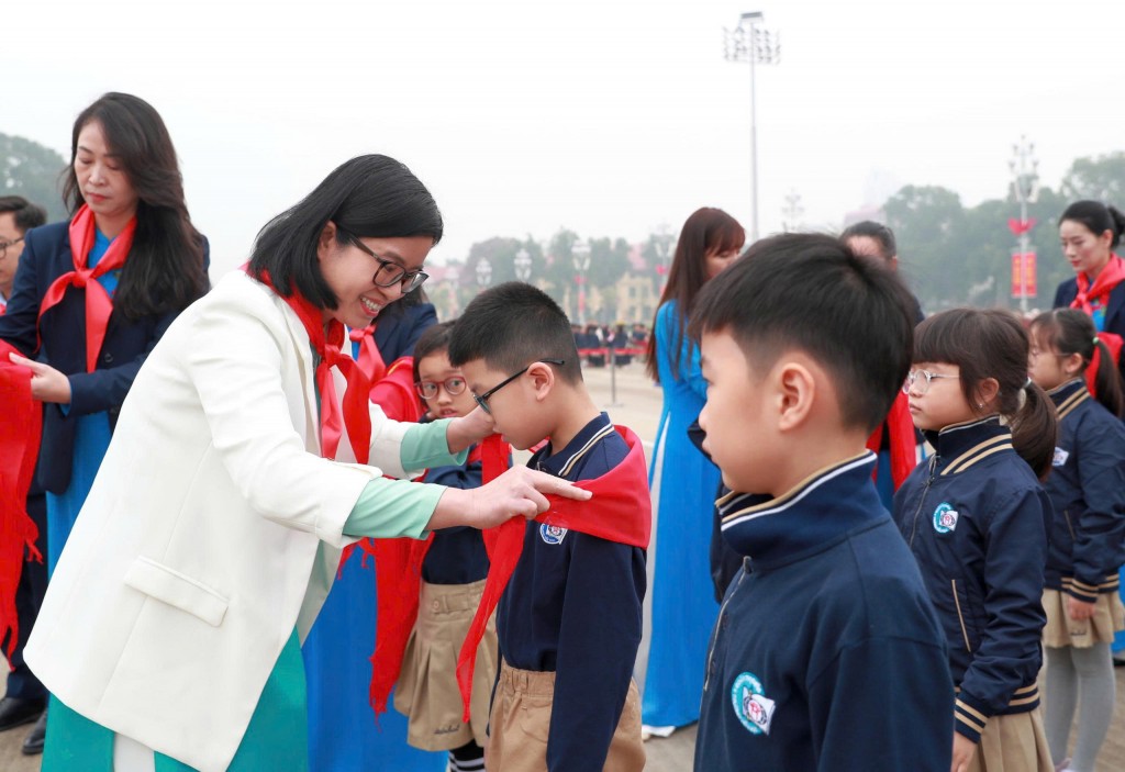 Xúc động lễ kết nạp đội viên của thầy trò trường Đoàn Thị Điểm