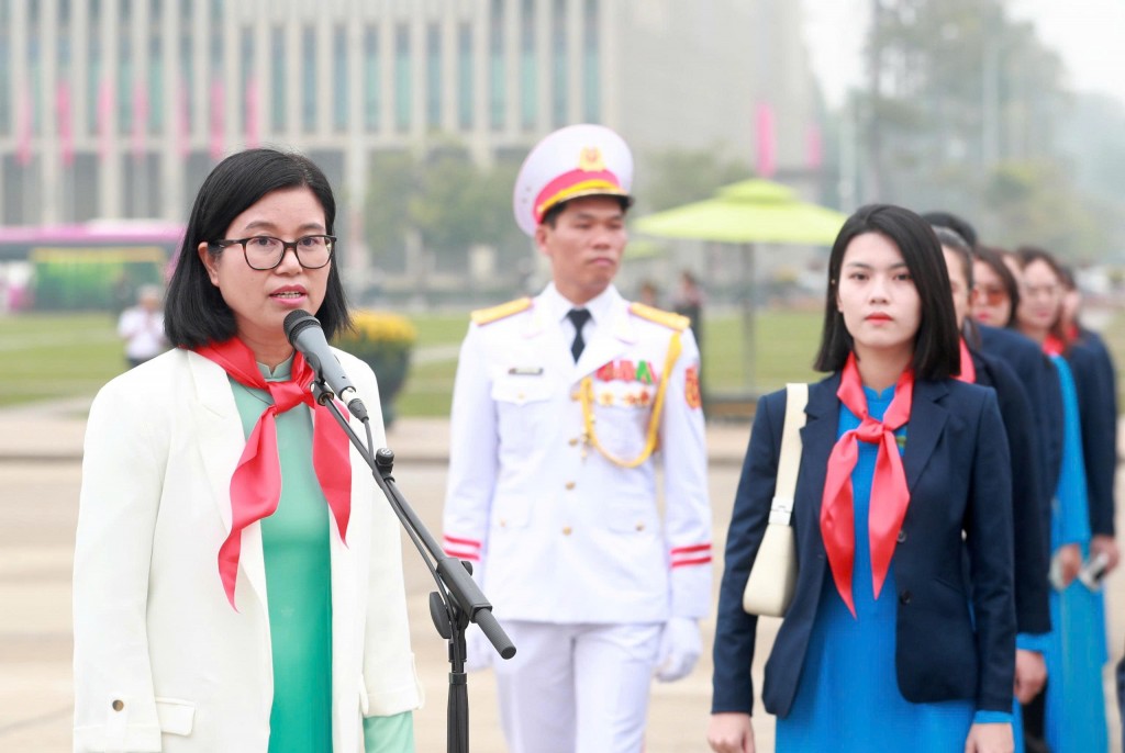 Xúc động lễ kết nạp đội viên của thầy trò trường Đoàn Thị Điểm