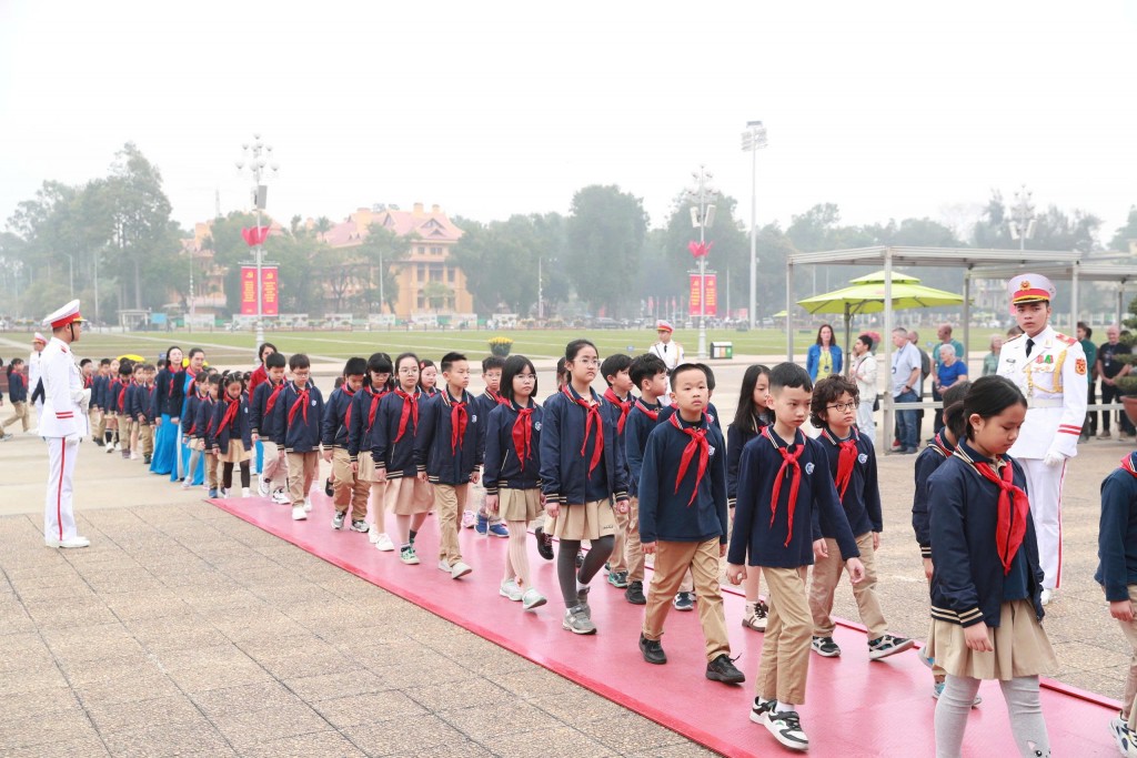 Xúc động lễ kết nạp đội viên của thầy trò trường Đoàn Thị Điểm