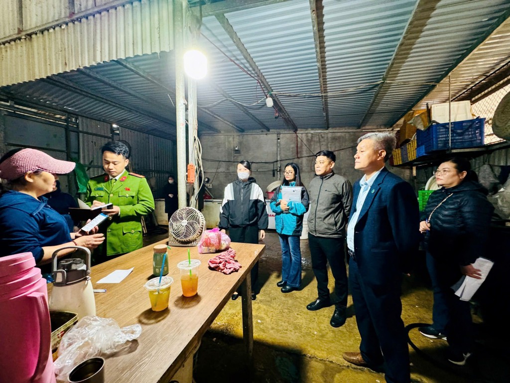 Kiểm tra đột xuất các cơ sở kinh doanh thực phẩm dịp cận Tết