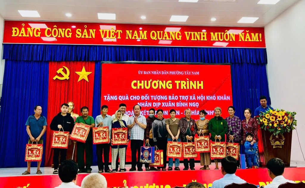 Chung tay không để ai thiếu Tết