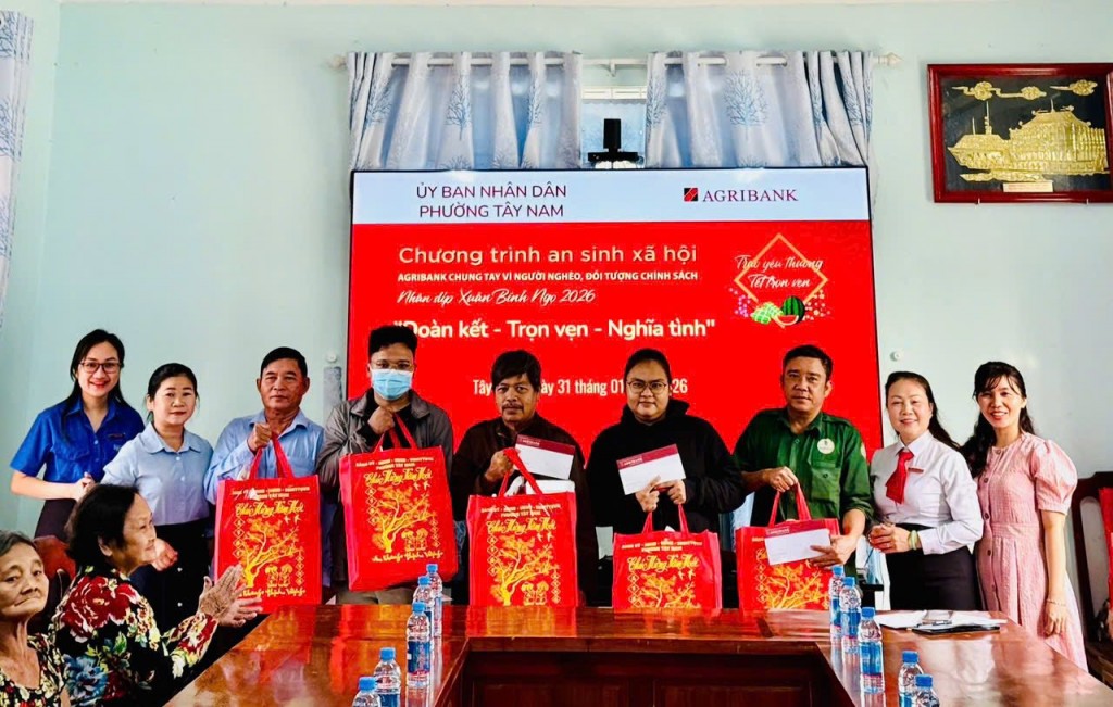 Ban Tổ chức trao tặng 20 phần quà cùng 10.000.000 đồng tiền mặt cho các hộ gia đình khó khăn và đối tượng bảo trợ xã hội, góp phần động viên tinh thần, giúp các gia đình vững tin hơn trong cuộc sống.