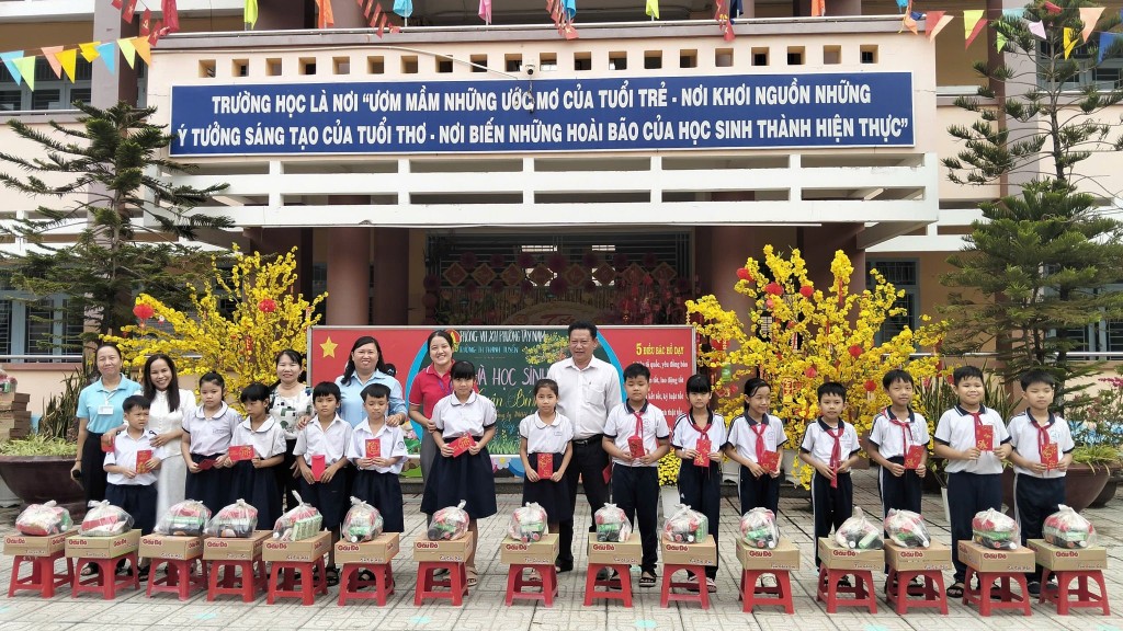 Phòng Văn hóa - Xã hội phường Tây Nam phối hợp Trường Tiểu học Thanh Tuyền và Công ty TNHH Bao bì Hoàng Phú Hùng trao tặng 45 phần quà Tết, trị giá 13.500.000 đồng, cho học sinh có hoàn cảnh khó khăn.