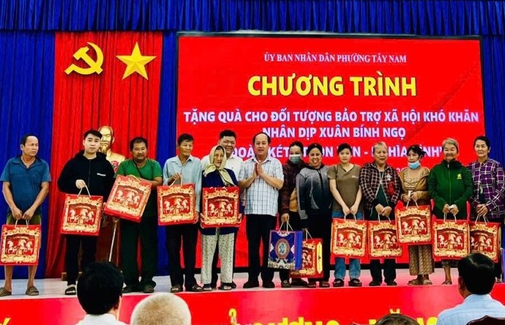 Chung tay không để ai thiếu Tết
