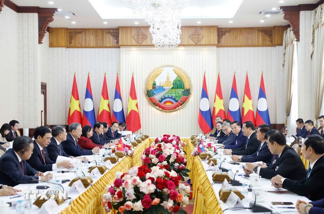 Tổng Bí thư Tô Lâm hội kiến Thủ tướng Chính phủ Lào Sonexay Siphandone. (Ảnh: Thống Nhất/TTXVN)
