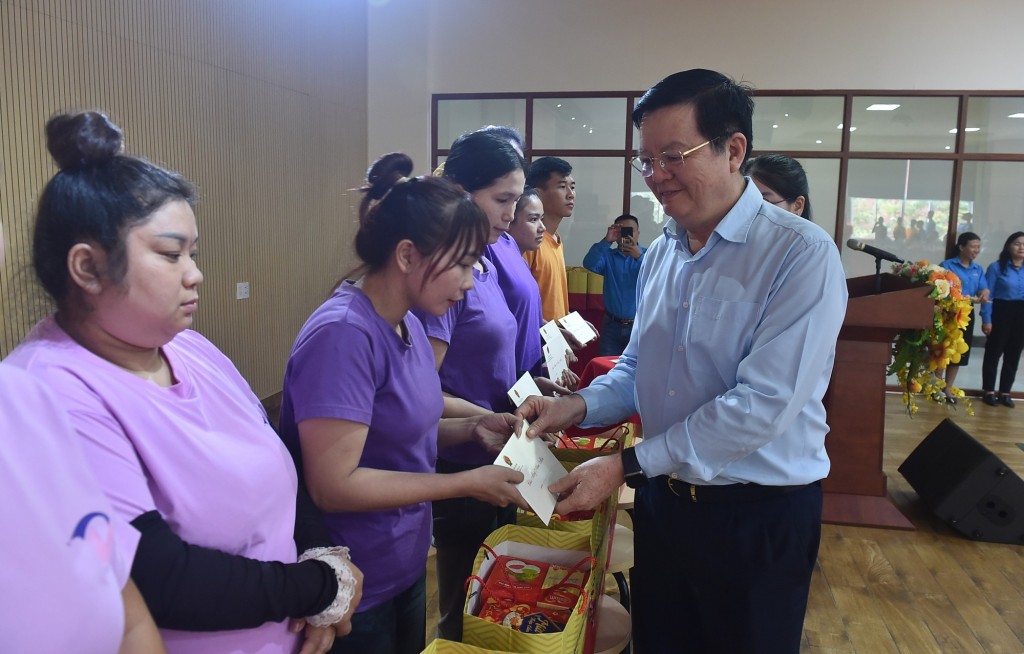 Phó Thủ tướng tặng quà công nhân lao động tại công ty Gain Lucky Việt Nam - KCN Phước Đông, Tây Ninh - Ảnh: VGP/Giang Thanh