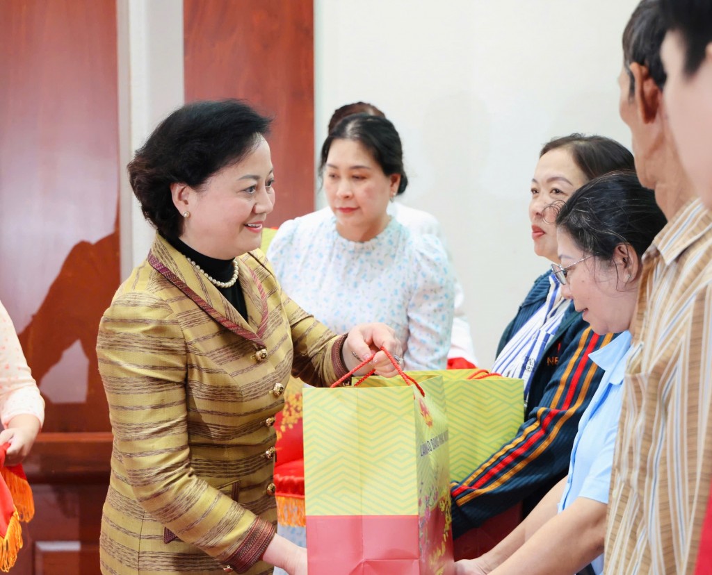 Phó Thủ tướng Phạm Thị Thanh Trà trao những phần quà Tết nghĩa tình, gửi gắm tình cảm yêu thương, sự sẻ chia và đồng hành của Trung ương tới người dân - Ảnh: VGP/Thu Giang