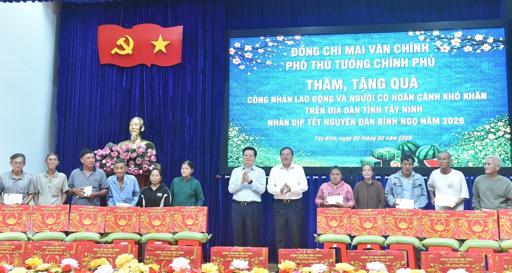 Phó Thủ tướng tặng quà công nhân lao động tại phường Gò Dầu, Tây Ninh - Ảnh: VGP/Giang Thanh