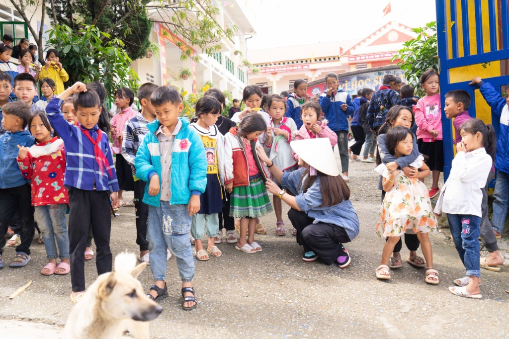 Nguyễn Bích Ngọc và hành trình mang những món quà nhỏ đến vùng cao Lào Cai