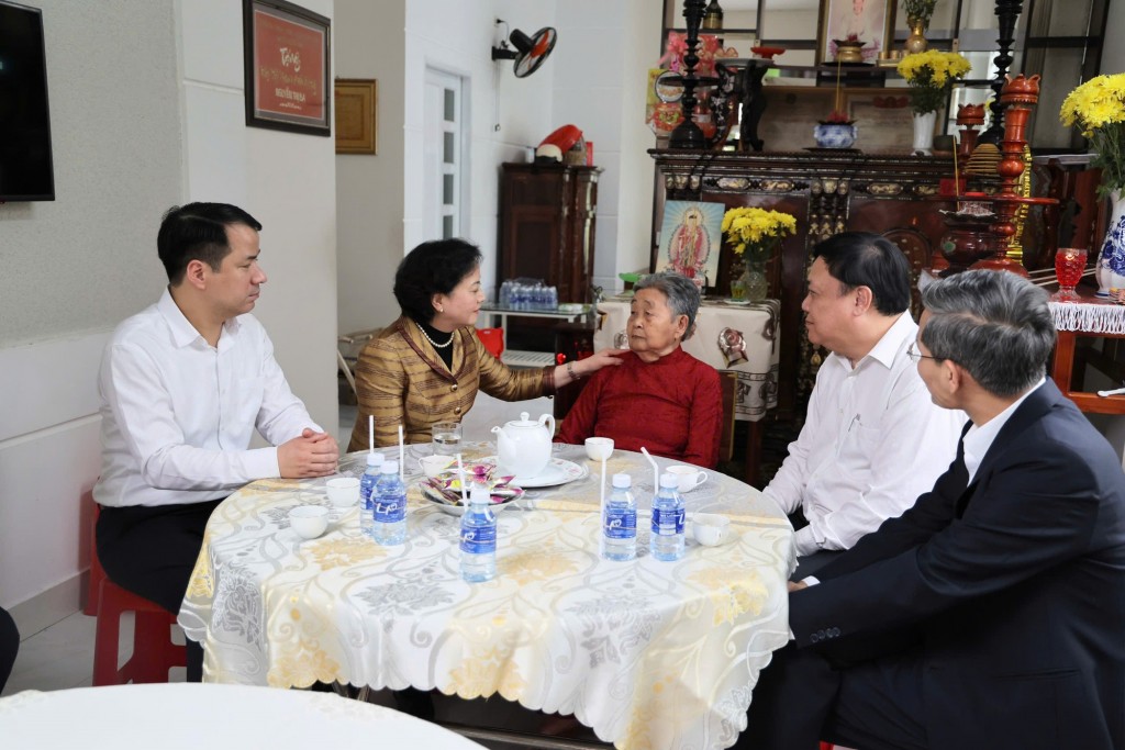 Phó Thủ tướng Phạm Thị Thanh Trà và Đoàn công tác đến thăm, chúc Tết, trao quà Mẹ Việt Nam anh hùng Nguyễn Thị Ba (sinh năm 1938, trú tại phường Mỹ Phong) - Ảnh: VGP/Thu Giang