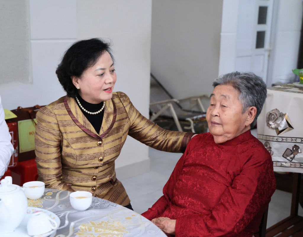Phó Thủ tướng Phạm Thị Thanh Trà ân cần thăm hỏi sức khỏe và bày tỏ lòng tri ân sâu sắc trước những hy sinh to lớn của gia đình Mẹ Việt Nam anh hùng Nguyễn Thị Ba cho sự nghiệp cách mạng - Ảnh: VGP/Thu Giang