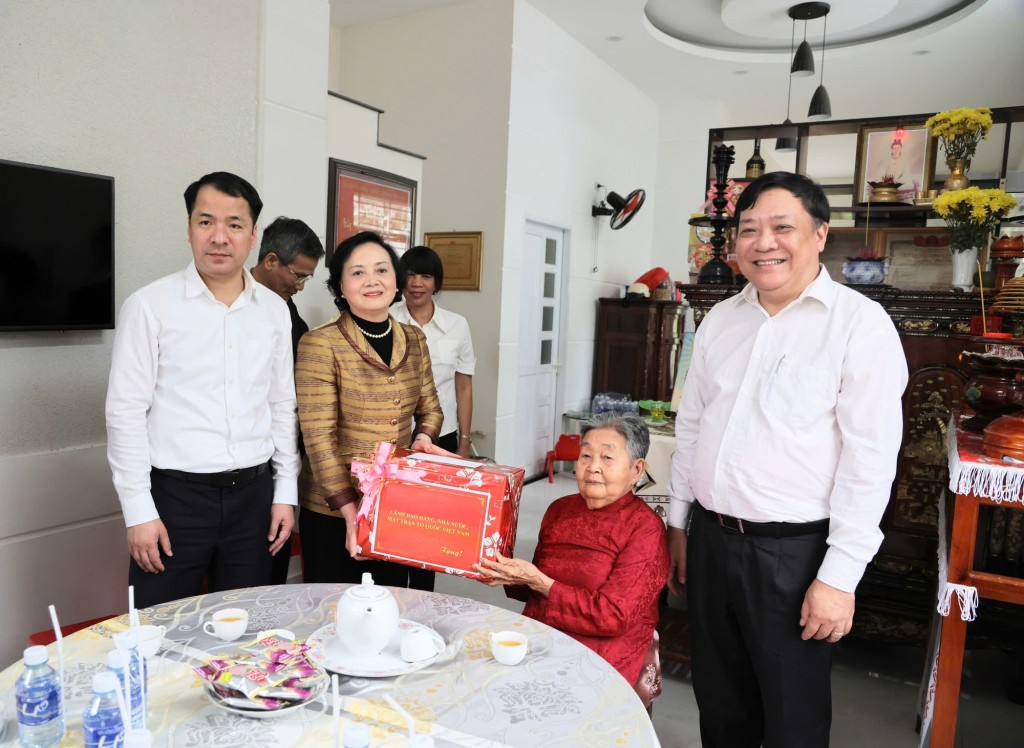 Phó Thủ tướng tặng quà Mẹ Việt Nam anh hùng Nguyễn Thị Ba - Ảnh: VGP/Thu Giang