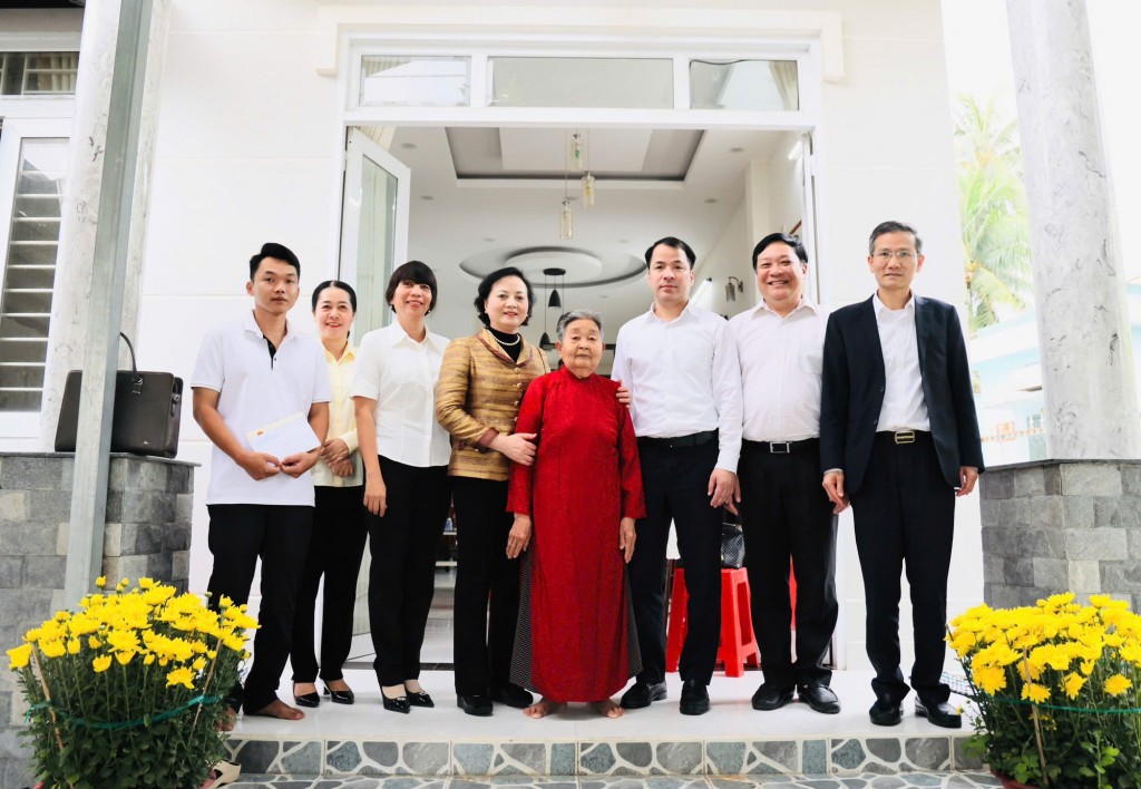 Phó Thủ tướng và Đoàn công tác chụp ảnh lưu niệm cùng Mẹ Việt Nam anh hùng Nguyễn Thị Ba - Ảnh: VGP/Thu Giang