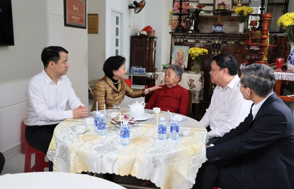 Phó Thủ tướng Phạm Thị Thanh Trà thăm, tặng quà Tết gia đình chính sách, công nhân khó khăn tại Đồng Tháp