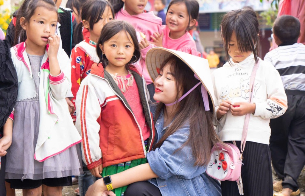 Nguyễn Bích Ngọc và hành trình mang những món quà nhỏ đến vùng cao Lào Cai