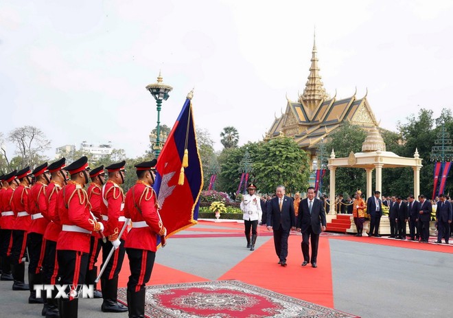 Tổng Bí thư Tô Lâm và Samdech Techo Hun Sen duyệt Đội danh dự Quân đội Hoàng gia Campuchia. (Ảnh: Thống Nhất/TTXVN)