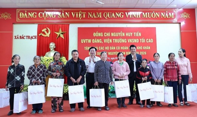 Viện trưởng VKSND tối cao thăm, tặng quà gia đình chính sách, hoàn cảnh khó khăn tại tỉnh Quảng Trị
