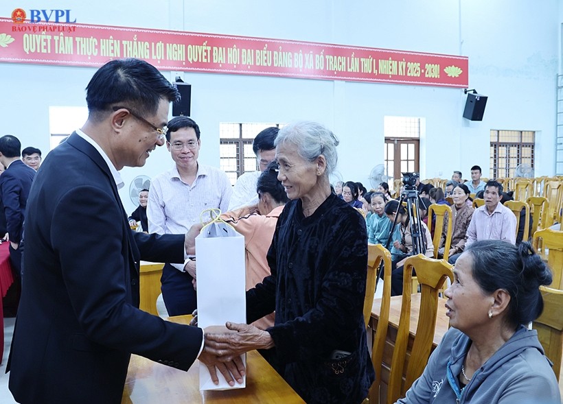 Viện trưởng VKSND tối cao thăm, tặng quà gia đình chính sách, hoàn cảnh khó khăn tại tỉnh Quảng Trị