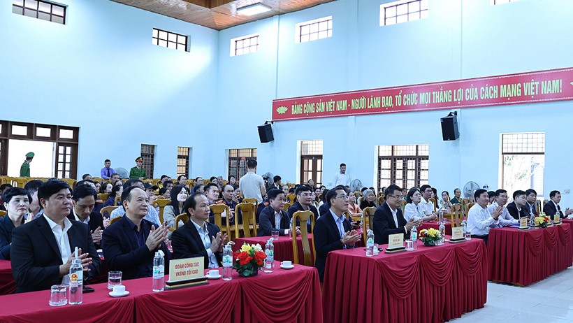  Đoàn công tác VKSND tối cao và các đại biểu dự chương trình tặng quà.