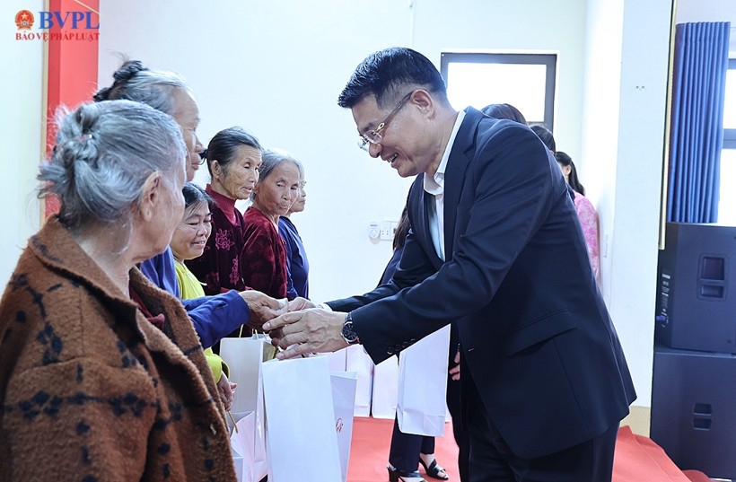 Viện trưởng VKSND tối cao thăm, tặng quà gia đình chính sách, hoàn cảnh khó khăn tại tỉnh Quảng Trị