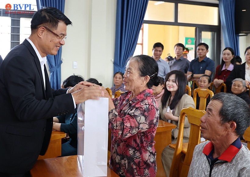 Viện trưởng VKSND tối cao thăm, tặng quà gia đình chính sách, hoàn cảnh khó khăn tại tỉnh Quảng Trị