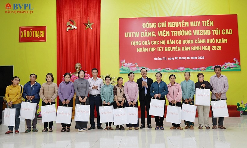 Viện trưởng VKSND tối cao thăm, tặng quà gia đình chính sách, hoàn cảnh khó khăn tại tỉnh Quảng Trị