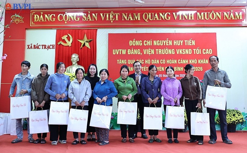 Viện trưởng VKSND tối cao thăm, tặng quà gia đình chính sách, hoàn cảnh khó khăn tại tỉnh Quảng Trị