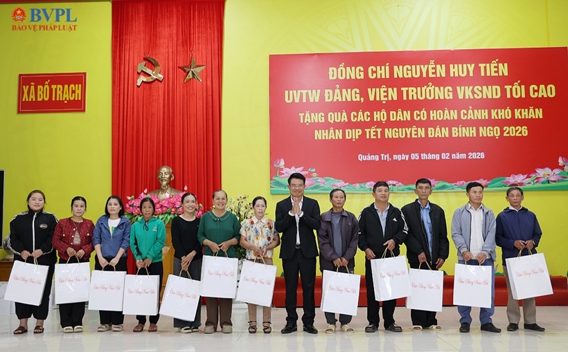  Đồng chí Nguyễn Huy Tiến, Ủy viên Trung ương Đảng, Viện trưởng VKSND tối cao tặng quà các gia đình có hoàn cảnh khó khăn tại xã Bố Trạch.