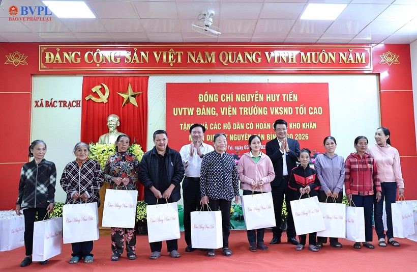 Đồng chí Nguyễn Huy Tiến, Ủy viên Trung ương Đảng, Viện trưởng VKSND tối cao tặng quà các gia đình có hoàn cảnh khó khăn tại xã Bắc Trạch.