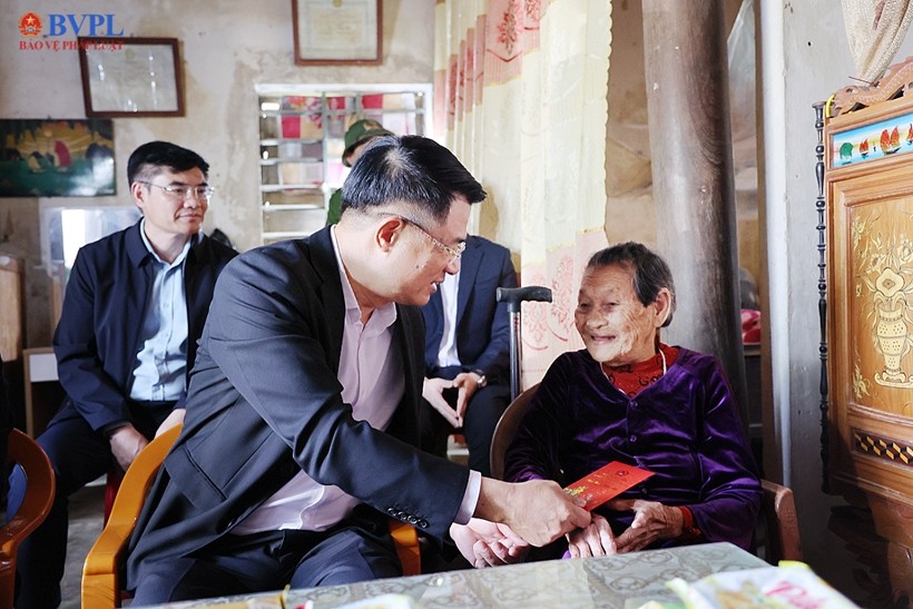 Đồng chí Nguyễn Huy Tiến, Viện trưởng VKSND tối cao thăm hỏi, chúc Tết mẹ Việt Nam Anh hùng Phan Thị Quyên.