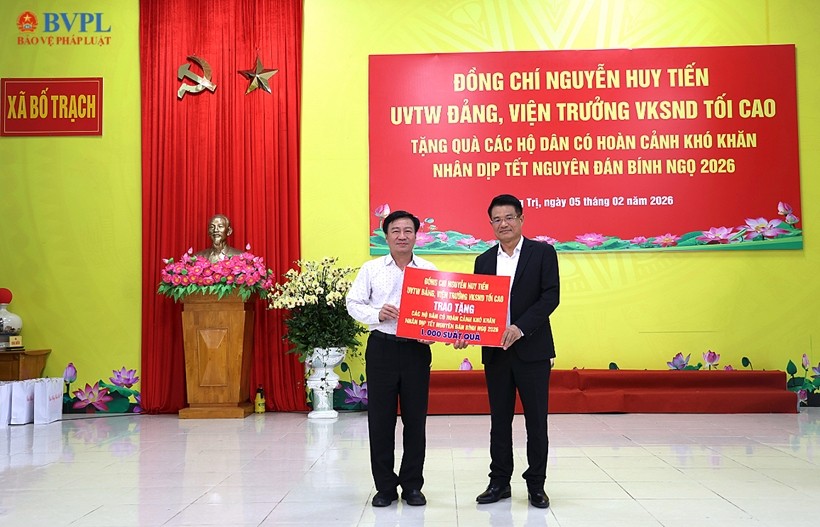 Đồng chí Nguyễn Huy Tiến, Viện trưởng VKSND tối cao trao biển tượng trưng tặng 1.000 suất quà cho các gia đình có hoàn cảnh khó khăn trên địa bàn tỉnh.