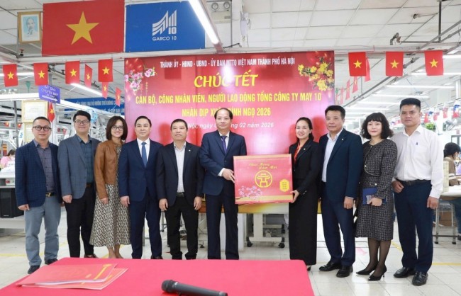 Trưởng ban Tuyên giáo và Dân vận Thành ủy Nguyễn Doãn Toản chúc Tết cán bộ, công nhân, người lao động Tổng Cty May 10