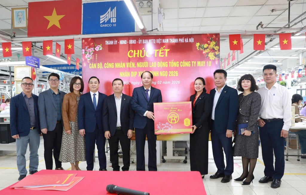 Trưởng ban Tuyên giáo và Dân vận Thành ủy chúc Tết cán bộ, công nhân, người lao động Tổng Cty May 10