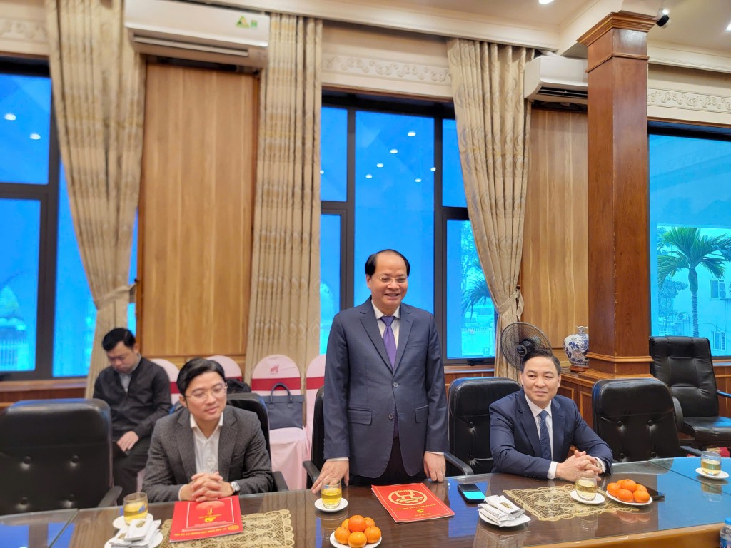 Trưởng ban Tuyên giáo và Dân vận Thành ủy chúc Tết cán bộ, công nhân, người lao động Tổng Cty May 10