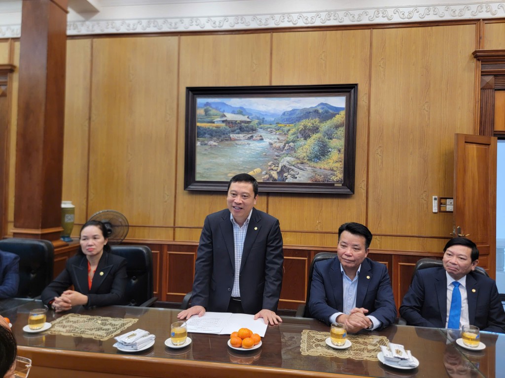 Trưởng ban Tuyên giáo và Dân vận Thành ủy chúc Tết cán bộ, công nhân, người lao động Tổng Cty May 10