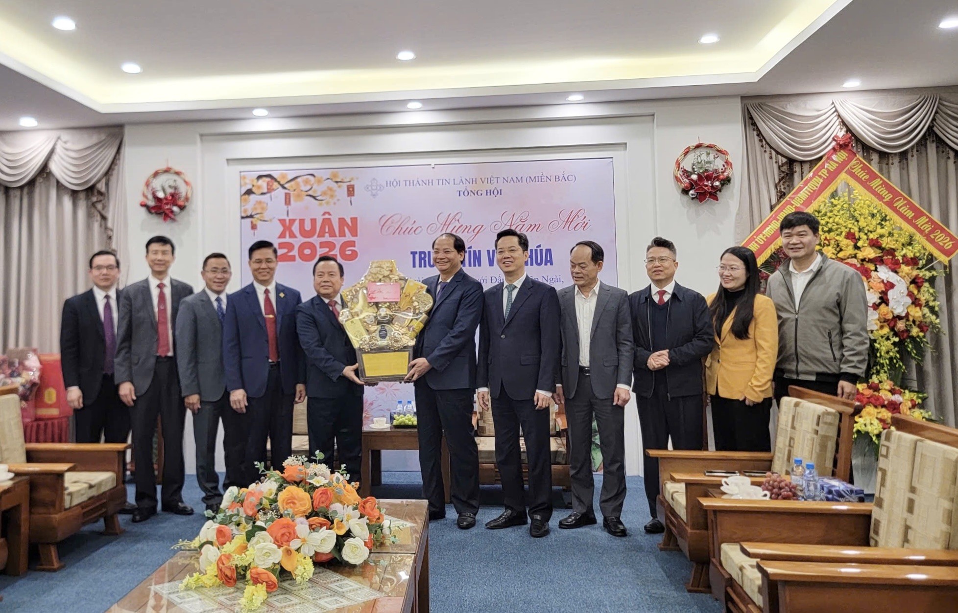 Đồng chí Nguyễn Doãn Toản tặng quà, chúc mừng Hội Thánh Tin lành Việt Nam nhân dịp Tết cổ truyền Bính Ngọ 2026