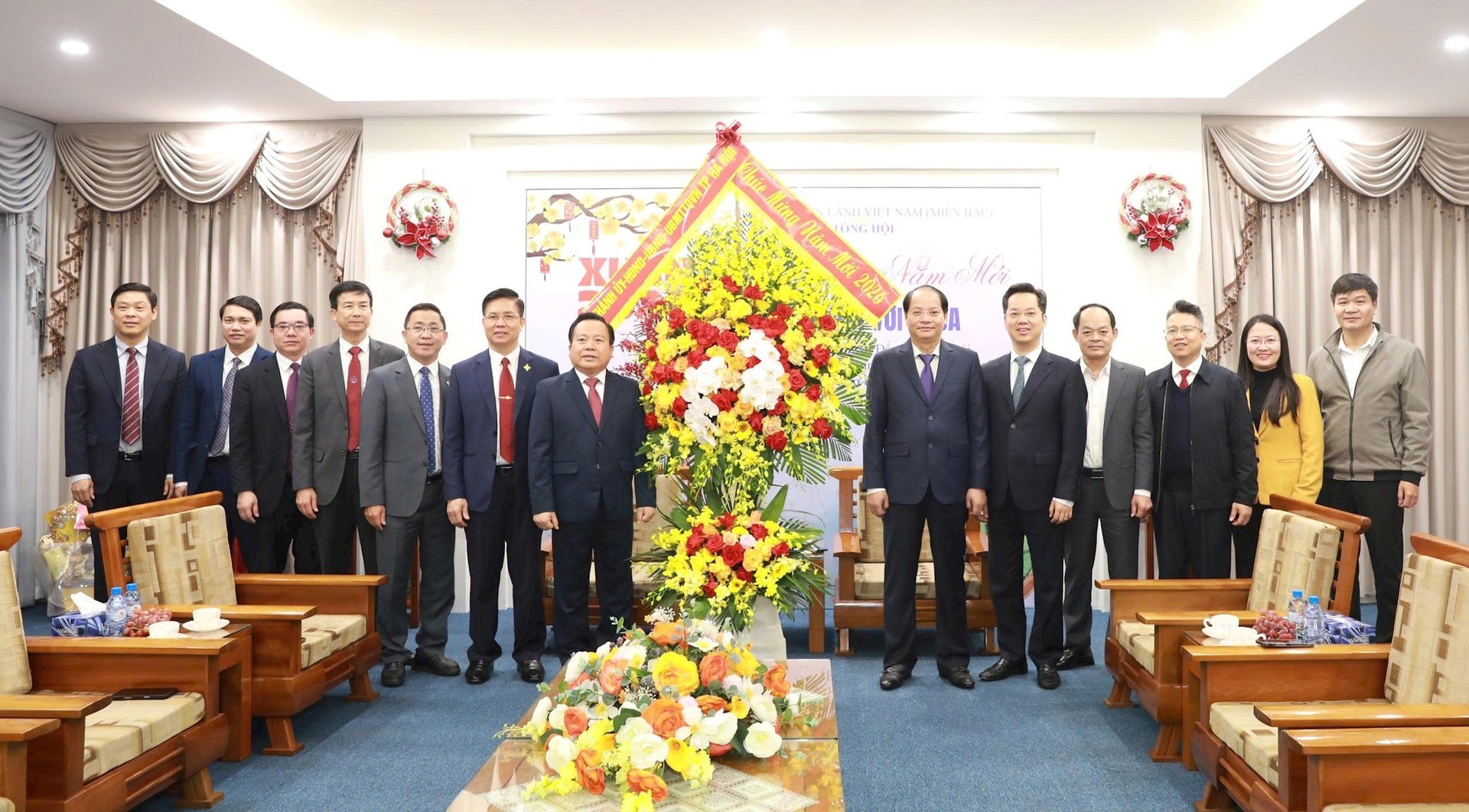 Trưởng ban Tuyên giáo và Dân vận Thành ủy Nguyễn Doãn Toản tặng hoa chúc mừng Hội Thánh Tin lành Việt Nam